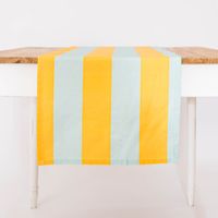 88838-Outdoor-Tischlaeufer-Streifen-hellblau-gelb-40x160cm-von-SCHoeNER-LEBEN--IMG-KW24-028.jpg Outdoor Tischläufer Streifen hellblau gelb 40x160cm mittig auf weißem Tisch drapiert