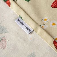 ischläufer Strawberry Happy Fruit von SCHÖNER LEBEN, 40x160 cm, vanillefarben mit roten Erdbeeren, grünen Blättern und kleinen weißen Blüten - Rueckseite