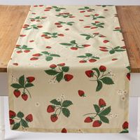 88843-Tischlaeufer-Strawberry-Happy-Fruit-Erdbeeren-vanille-rot-gruen-40x160cm-von-SCHoeNER-LEBEN-88843-004.jpg ischläufer Strawberry Happy Fruit von SCHÖNER LEBEN, 40x160 cm, vanillefarben mit roten Erdbeeren, grünen Blättern und kleinen weißen Blüten - von vorne