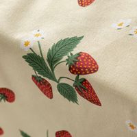 88843-Tischlaeufer-Strawberry-Happy-Fruit-Erdbeeren-vanille-rot-gruen-40x160cm-von-SCHoeNER-LEBEN-88843-005.jpg ischläufer Strawberry Happy Fruit von SCHÖNER LEBEN, 40x160 cm, vanillefarben mit roten Erdbeeren, grünen Blättern und kleinen weißen Blüten - Detailaufnahme