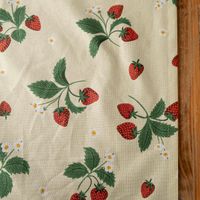 88843-Tischlaeufer-Strawberry-Happy-Fruit-Erdbeeren-vanille-rot-gruen-40x160cm-von-SCHoeNER-LEBEN-88843-006.jpg ischläufer Strawberry Happy Fruit von SCHÖNER LEBEN, 40x160 cm, vanillefarben mit roten Erdbeeren, grünen Blättern und kleinen weißen Blüten - Nahaufnahme