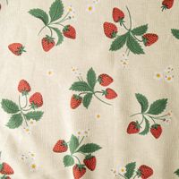 88844-Tischdecke-Strawberry-Happy-Fruit-Erdbeeren-vanille-rot-gruen-in-versch--Groessen-von-SCHoeNER-LEBEN--117590-006.jpg Allover-Muster der Tischdecke Strawberry Happy Fruit mit roten Erdbeeren und grünen Blättern.
