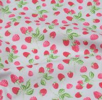 Baumwollstoff Himbeeren hellgrau rosa 1,40m Breite gewellt gelegt