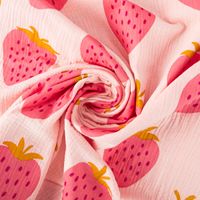 Musselin Stoff STRAWBERRIES Erdbeeren groß hell rosa pink 1,35m Breite gedreht