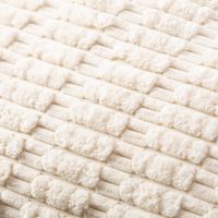 88950-Kissen-3D-Kuschelrelief-Struktur-dove-white-creme-45x45cm-IMG-KW35-370.jpg Kissen 3D Kuschelrelief Struktur dove white creme 45x45cm Detail Struktur