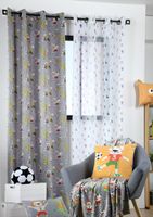 Dekobeispiel für Kinderzimmer Ösenvorhang mit Verdunklungsfunktion und verspieltem Fußball-Motiv