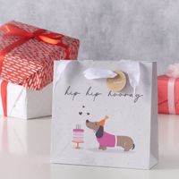 89003-Geschenktuete-Happy-Birthday-Dackel-20x10x25cm-Ambientebild--rmYLvNH-zoom--1-.jpg Dekobeispiel mit Geschenktüte Hip Hip Hooray mit Dackel und Torte 20x10x25cm