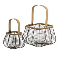 89027-Korbset-aus-Metall-mit-Holzgriff-von-Clayre-und-Eef--2teilig-6y4671-dekorationskorb-2er-set-braun-eisen-holz-dekorationskorbe--3-.jpg Zweiteiliges Korbset aus Metall mit Holzgriff von Clayre & Eef in schräger Ansicht