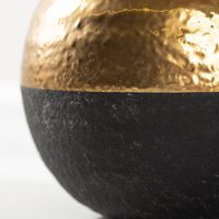 Dekovase Terri aus Keramik rund in Schwarz und Gold von Countryfield 16,5x16,5x17cm Detailfoto seitlich