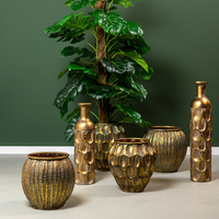 Elegante große Flaschen Vase mit abstrakter Reliefstruktur in mattem Gold von Countryfield 18,5x18,5x32,5cm mit anderen Vasen und Töpfen in Gold