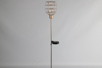 Stylischer Gartenstecker mit LED-Solarlampe in mattem Gol von Countryfield 11,5x11,5x90cm in der Gesamtansicht