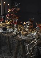 Dekoidee mit Tischdecke Spinnennetz für Halloween in Schwarz 135x180cm