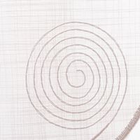 89168-Scheibengardinen-Meterware-naehfrei-Spiralen-weiss-grau-75cm-Hoehe-89168-007.jpg Scheibengardinen Meterware nähfrei Spiralen weiß grau 75cm Höhe Detail Motiv