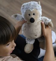 Szenerie Kind mit Warmies® Igel meliert mit 100% Hirse-Lavendelfüllung beige