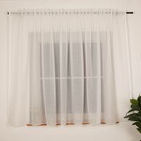 89264-Gardine-mit-Smok-Schlaufenband-uni-Wollweiss-transparent-Leinenstruktur-in-verschiedenen-Groessen-IMG-2439.jpg Zeitlose Gardine in Wollweiß mit natürlicher Leinenstruktur und praktischem Smok-Schlaufenband. Der transparente Stoff sorgt für eine helle Atmosphäre und dezenten Sichtschutz – in verschiedenen Größen erhältlich - am Fenster bei Nacht