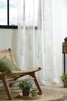 Ösenvorhang mit Farnblättern in Weiß und Grün mit Metallic-Effekten in silber in 140x260cm aufgehängt und dekoriert am Fenster