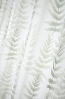 Detailbild zu Ösenvorhang mit Farnblättern in Weiß und Grün mit Metallic-Effekten in silber in 140x260cm