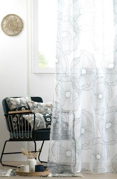 Ösenvorhang mit abstrakten Blüten im 3D Print in Weiß und Türkis 140x260cm aufgehängt und dekoriert am Fenster
