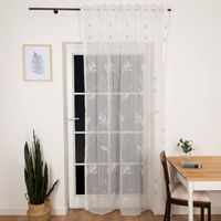89479-Gardinenstoff-Voile-Stickerei-Blaetter-weiss-gruen-280cm-Breite--MG-8897-Bearbeitet.jpg Transparenter Voile Gardinenstoff mit Blätter-Stickereien in Weiß und Grün mit 280cm Stoffbreite in Szene gesetzt bei Nacht