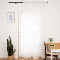89479-Gardinenstoff-Voile-Stickerei-Blaetter-weiss-gruen-280cm-Breite--MG-8900-Bearbeitet.jpg Transparenter Voile Gardinenstoff mit Blätter-Stickereien in Weiß und Grün mit 280cm Stoffbreite in Szene gesetzt am Fenster