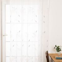 89479-Gardinenstoff-Voile-Stickerei-Blaetter-weiss-gruen-280cm-Breite--MG-8902.jpg Transparenter Voile Gardinenstoff mit Blätter-Stickereien in Weiß und Grün mit 280cm Stoffbreite Nahaufnahme