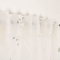 89479-Gardinenstoff-Voile-Stickerei-Blaetter-weiss-gruen-280cm-Breite--MG-8908.jpg Transparenter Voile Gardinenstoff mit Blätter-Stickereien in Weiß und Grün mit 280cm Stoffbreite oberes Ende