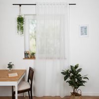 Gardinenstoff Crash Struktur ecru 260cm Breite Leichter halbtransparenter Vorhang in weisser Farbe haengend vor einem Fenster, zeigt eleganten Fall.