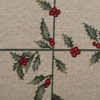 89601-Gobelin-Dekostoff-Mistelzweige-mit-Beeren-Gitter-beige-rot-gruen-1-40m-Breite-IMG-9253.jpg Gobelin Dekostoff Mistelzweige mit Beeren Gitter beige rot grün 1,40m Breite Detailbild