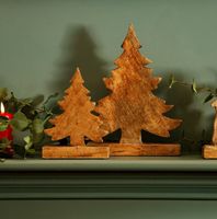 Tannenbaum aus Mangoholz von Sass & Belle ca 30x22x2,5cm dekoriert auf dem Kaminsims mit anderen Größen