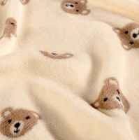 Kuschelweicher Fleece Stoff in Wollweiß mit niedlichen Bären in 1,50m Stoffbreite in Nahaufnahme