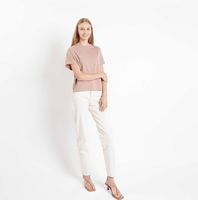 89756-Jersey-Stoff-Flocken-puder-altrosa-neon-Stoffabschnitt-von-Rico-Design-80x100cm--Screenshot-2024-12-01-112833.jpg Model mit Shirt aus Jersey Stoff Flocken puder altrosa neon Stoffabschnitt von Rico Design 80x100cm