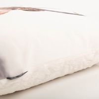 Die hochwertige Kissenhülle Hirschkopf mit Kuschelrückseite weiß 45x45cm von Magma besticht durch ihr majestätisches Wildtier-Motiv für gemütliche, weiche und stilvolle Akzente in Ihrem Zuhause - von der Seite