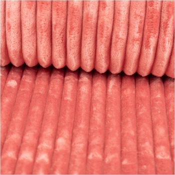 Rosafarbener Wellness-Fleecestoff mit 1,50m Breite in trendiger Cordoptik. Die besonders breiten Rippen verleihen dem einfarbigen Stoff eine moderne Struktur und eine extrem weiche, flauschige Oberfläche für gemütliche Nähprojekte - ausgerollt und glatt li