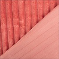 Rosafarbener Wellness-Fleecestoff mit 1,50m Breite in trendiger Cordoptik. Die besonders breiten Rippen verleihen dem einfarbigen Stoff eine moderne Struktur und eine extrem weiche, flauschige Oberfläche für gemütliche Nähprojekte - mit Rueckseite