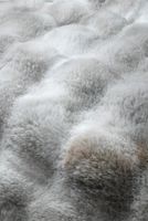 89806-Kuschelkissen-XL-aus-Plueschfell-grau-weiss-50x80cm-Screenshot-2024-12-14-130600.jpg Kuschelkissen XL aus Plüschfell grau weiß 50x80cm Nahaufnahme