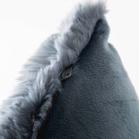 Deko Kuschelkissen Plüsch einfarbig eisblau 45x45cm Detail Reißverschluss