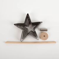 Weihnachtliches Backset für einen Plätzchen-Weihnachtsbaum Nahaufnahme