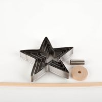 Weihnachtliches Backset für einen Plätzchen-Weihnachtsbaum Nahaufnahme von der Seite