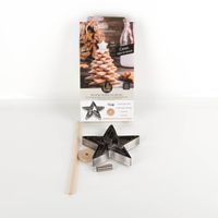 Weihnachtliches Backset für einen Plätzchen-Weihnachtsbaum in Szene gesetzt