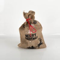 Geschenksäckchen Merry Christmas aus Jute 45x30cm in Szene gesetzt