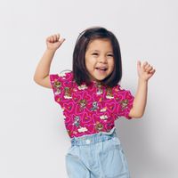 89851-Paw-Patrol-Jersey-Stoff-Baumwolle-tuerkis-1-50m-Breite-211248-0001-4.jpg Cooler Paw Patrol Lizenzprint Jersey Stoff aus Baumwolle in Pink genäht als Shirt, fröhlich präsentiert von einem kleinen Mädchen