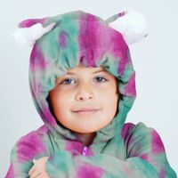 Kind mit Faschingskosümt aus  Plüsch Stoff Fellimitat im Batik-Look in Mint und Türkis mit 1,50m Stoffbreite