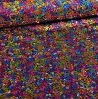 Stretch-Pailettenstoff mit bunten Holograife-Pailetten für Deko, Bekleidung und Kostüme ausgerollt vom Ballen