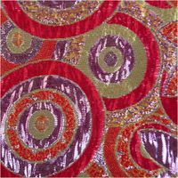 89960-Brokatstoff-mit-Lurex-Blumen-und-Kreise-rot-gold-lila-145cm-Breite--MG-4788.jpg Glamouröser Brokatstoff mit Lurex und Doppelgewebe-Effekten in Rot, Gold und Lila für Deko, Bekleidung und Kostüme Nahaufnahme des Stoffes