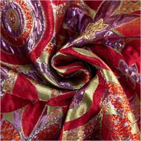 89960-Brokatstoff-mit-Lurex-Blumen-und-Kreise-rot-gold-lila-145cm-Breite--MG-4791.jpg Glamouröser Brokatstoff mit Lurex und Doppelgewebe-Effekten in Rot, Gold und Lila für Deko, Bekleidung und Kostüme kunstvoll eingedreht in Falten