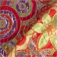 89960-Brokatstoff-mit-Lurex-Blumen-und-Kreise-rot-gold-lila-145cm-Breite--MG-4792.jpg Glamouröser Brokatstoff mit Lurex und Doppelgewebe-Effekten in Rot, Gold und Lila für Deko, Bekleidung und Kostüme mit Rueckseite