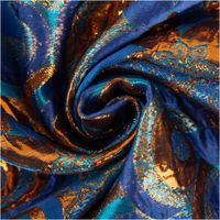 89961-Brokatstoff-mit-Lurex-Blumen-und-Kreise-blau-kupfer-145cm-Breite--MG-4797.jpg Glamouröser Brokatstoff mit Lurex und Doppelgewebe-Effekten in Blau und Kupfer für Deko, Bekleidung und Kostüme kunstvoll eingedreht in Falten