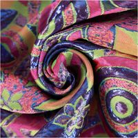 89962-Brokatstoff-mit-Lurex-Blumen-und-Kreise-gruen-pink-145cm-Breite--MG-4803.jpg Glamouröser Brokatstoff mit Lurex und Doppelgewebe-Effekten in Grün und Pink für Deko, Bekleidung und Kostüme kunstvoll eingedreht in Falten