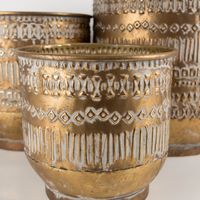 89967-3er-Set-uebertopf-Tripoli-aus-Metall-in-Gold-Antik-32-5x32cm-IMG-1406.jpg Wunderschönes Übertopf-Set Tripoli für deine liebsten Pflanzen in Gold-Antik von vorne Detailaufnahme
