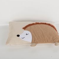 Kuschelkissen aus weichem Velour mit niedlichem Igel in Beige in der Größe 30x50cm Vollbild